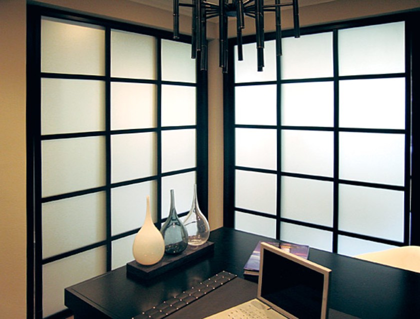 Угловая перегородка в японском стиле с матовым стеклом Брест