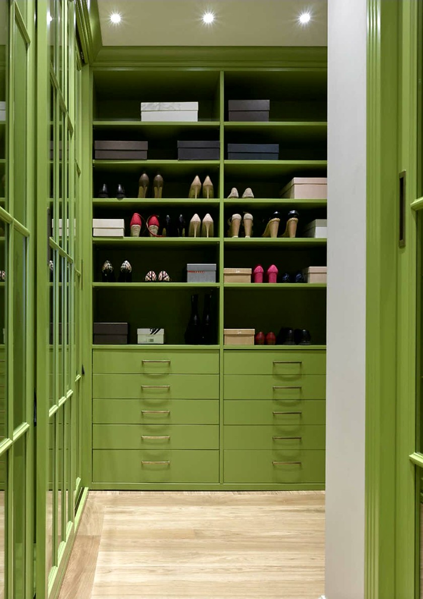 Г-образная гардеробная комната в зеленом цвете Брест