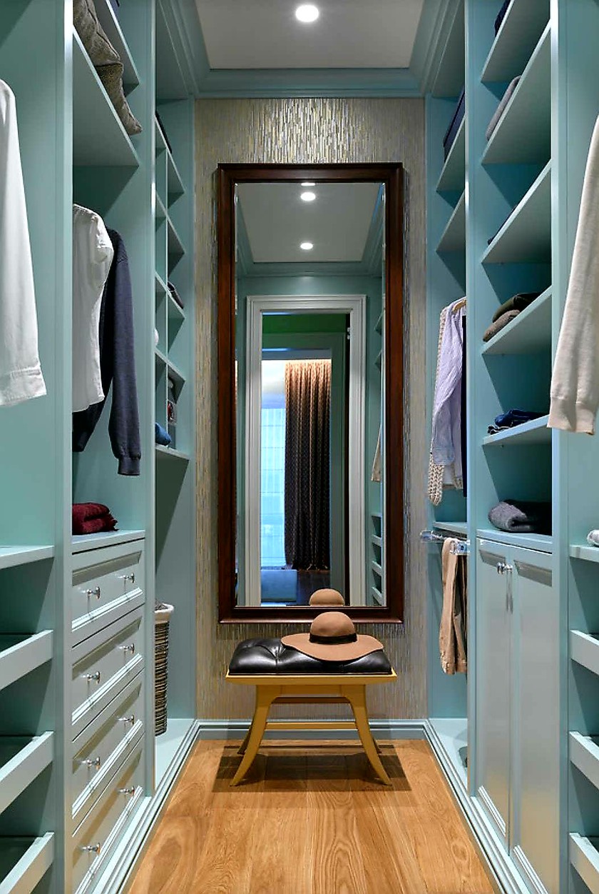 Параллельная гардеробная комната с большим зеркалом Брест