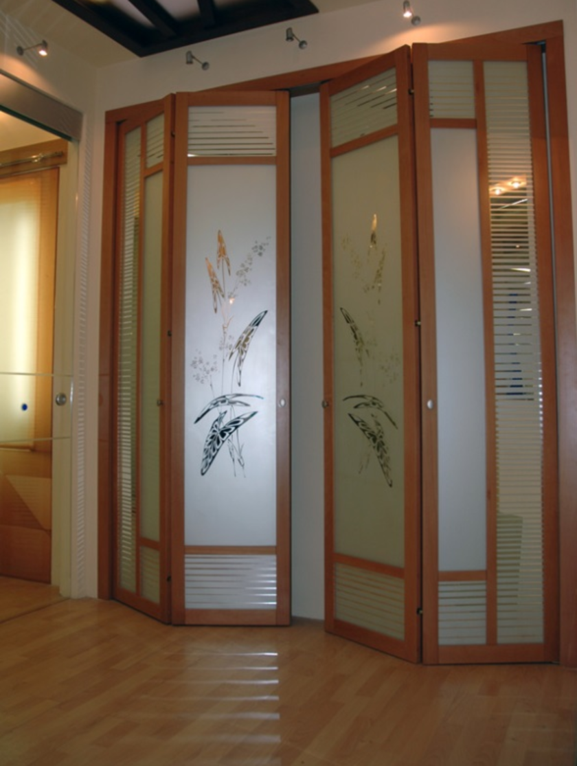 Широкие двери гармошка с матовым стеклом и рисунком Брест