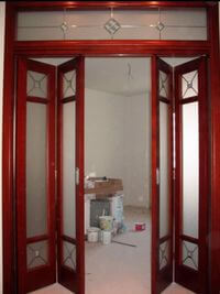 Дверь гармошка с декоративными стеклянными вставками Брест